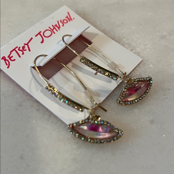 Betsey Johnson Gold and Pink Lip Dangle Earrings Brand New - Picture 1 of 4